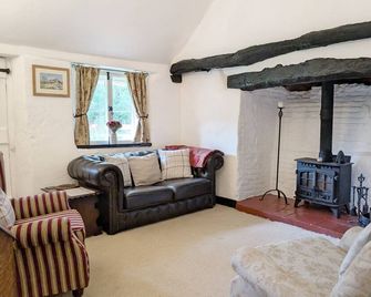 Rose Cottage, Middleton - a cottage that sleeps 4 guests in 2 bedrooms - Bognor Regis - Living room