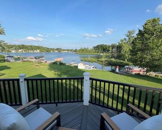 Lakefront Getaway on Murray Lake - Swim, Fish, Float, & Relax - Lowell - Balcony