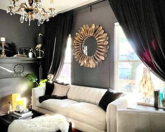 Cozy 4-Bedroom Apartment in Evanston - Evanston - Living room