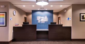 Holiday Inn Express & Suites Bakersfield Airport - Bakersfield - Front desk