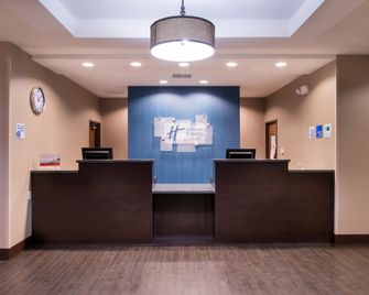 Holiday Inn Express & Suites Bakersfield Airport By IHG - Bakersfield - Front desk