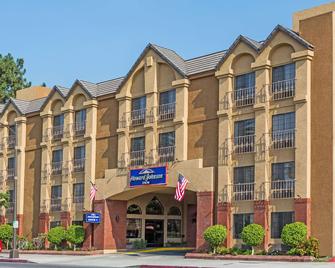 Howard Johnson by Wyndham Pasadena - Pasadena - Bygning