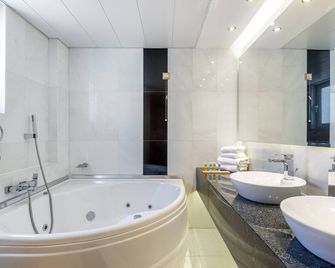 Oasis Hotel Apartments - Glyfada - Bathroom