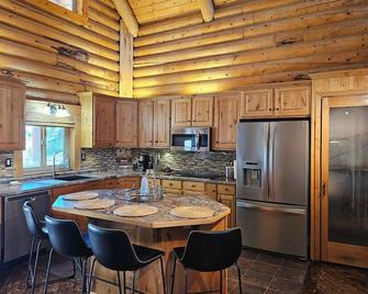 Cozy cabin with Fiber and AC in peaceful Vernal - Vernal - Kitchen