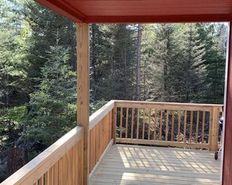 Cabin Shadow. Small newly refurbished cabin steps away from the Baptism River - Finland - Parveke