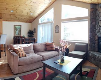 Serene Alpine Escape near Dodge Ridge ski resort + fast WiFi+EV Charging Station - Long Barn - Living room