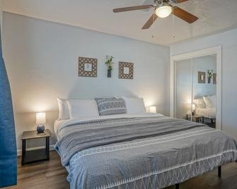Walk to UNM, 1bd/1ba, Clean! - Albuquerque - Bedroom
