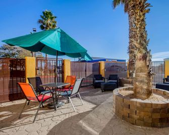 La Quinta Inn & Suites by Wyndham Hesperia Victorville - Hesperia - Patio