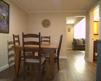 Cozy, centrally located, 1-bedroom house in Houma! On the Bayouside - Houma - Essbereich