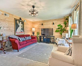 Berkeley Springs Vacation Home with Fire Pit! - Berkeley Springs - Living room