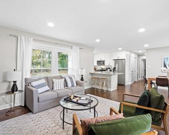 Hot Tub/ Playground/ Fire Pit/ Backyard Retreat - Raleigh - Living room