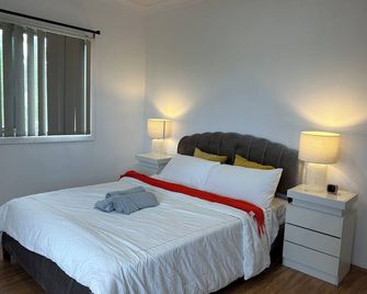 Lovely Modern Family home for your family and friends - Narwee - Bedroom
