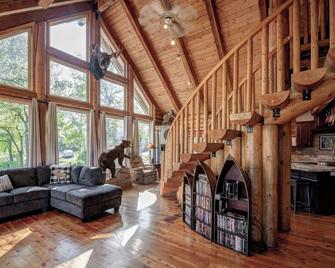 Happy Bear Lodge - Luxury 4 Br Cabin - Shasta Lake - Living room