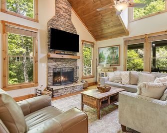 Luxury mountain home - lake, golf, tennis and more! Firewood included. - Sapphire - Living room
