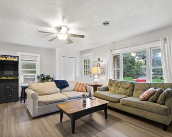 Nautical Nest w/hot tub, golf cart & arcade game - Lexington - Living room