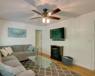 Harpers Ferry Cabin - Walk to Private Lake! - Charles Town - Huiskamer