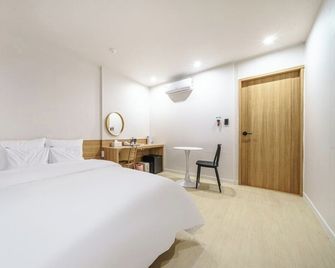 From H Dongbaek Hotel by Kwon Geoje Okpo - Geoje - Camera da letto