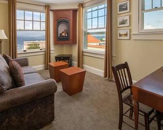 Beautiful Room w/ Original Artwork | Perfect for a Relaxing Stay | 2 Suites - Astoria
