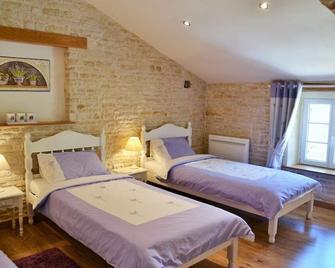 Cerisier - sleeps 5 - Pool, Summer House, Games Barn playhouse - classified 4 - Migron - Habitación