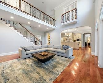 Norris Lake Manor-Exquisite Waterfront with Private Dock Pool Hot tub Game room - Caryville - Living room