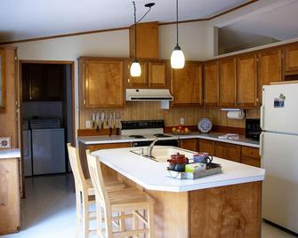 Bellinger Cabin, Wooded getaway near Sisters, Central Oregon - Sisters - Kitchen