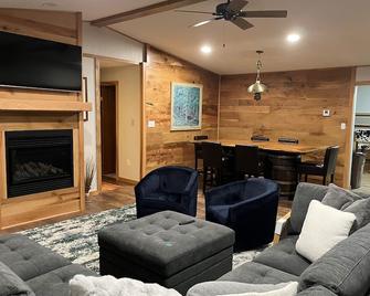 Enjoy peaceful surroundings - Dodgeville - Living room