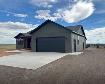 Barricade Bunkhouse: A Cozy Western Retreat in Laramie, Wyoming - Laramie - Gebouw