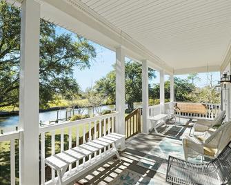 Cozy Raised Cottage Overlooking Beautiful Bayou Mallini. - Pass Christian - Patio