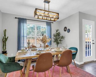 Charming Retreat Prime Location & Kids' Playground - Duluth - Dining room