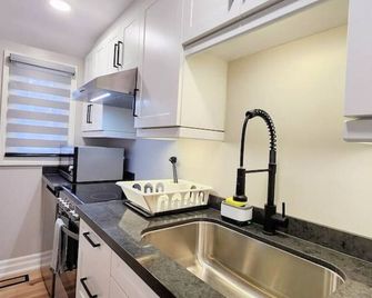 The Serene Haven Modern 2 Queen Bed Full - St. Catharines - Kitchen