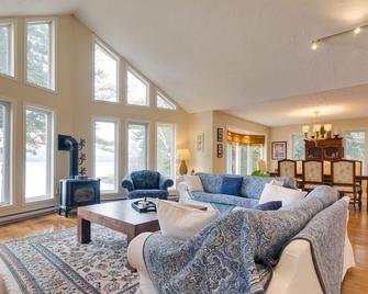 Lakefront Cottage Sandy Beach Spectacular Sunsets. - Lac-Simon (Outaouais) - Living room