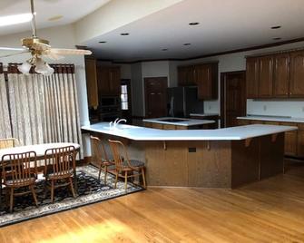 Beautiful Executive Homebrminutes Away From Greensboro, Highpoint, Burlington - Whitsett - Cocina