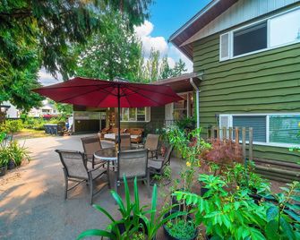 Stunning Large Garden 3br Near Beach ,breakfast Included - Surrey - Patio