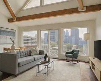 Baltimore Place - Atlanta - Living room