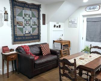 Unique 1 Bedroom Barndominium- Adults Only - Loudon - Obývací pokoj