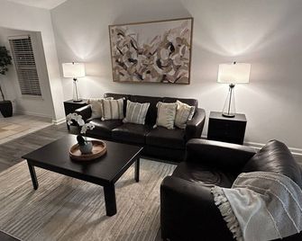 Fully Furnished One Bedroom/ One Bath In Alpharetta - Alpharetta - Living room