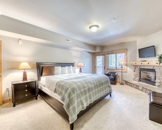 Luxury Govt. Camp condo w/ fireplace, updated amenities, & shared pool/hot tub - Government Camp - Bedroom