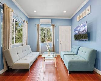 Newly Built 2BR Home Close to Disneyland Fun - Stanton - Living room