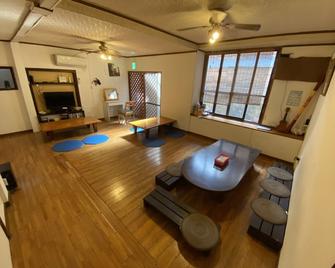Guesthouse Base Okinawa - Naha - Living room