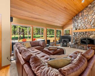 Getaway Golf Course Home - Private Hot Tub, Cozy Firepit, King Beds, Bunks, A/C - Sisters - Obývací pokoj