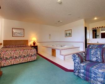 Cassville Four Seasons Inn & Suites - Cassville - Bedroom