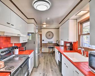 Charming Leadville Retreat with Private Hot Tub - Leadville - Kitchen