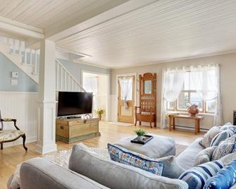 Ancestral home, Charlevoix - Saint-Irénée Beach & St. Lawrence River view - Saint-Irénée - Living room