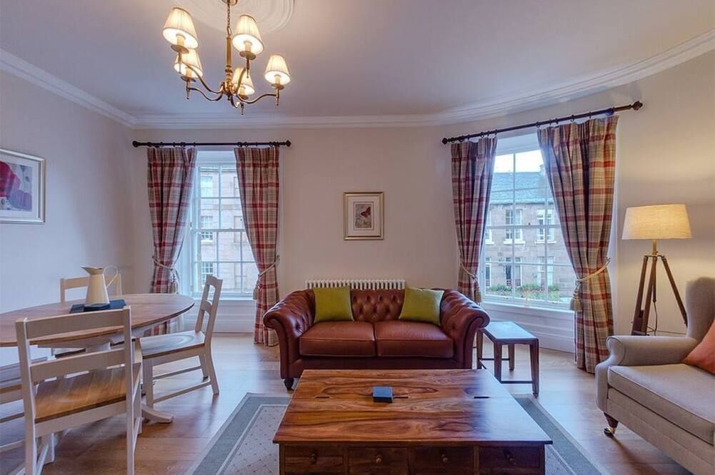 Stylish Apartment In Trendy New Town Location - אדינבורו - סלון