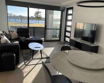 New ground floor 2 bed/2 bath Apartment Marina - Mandurah - Restaurant