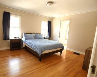 Blue House, Blocks from Ross-Aide, Macke - West Lafayette - Bedroom