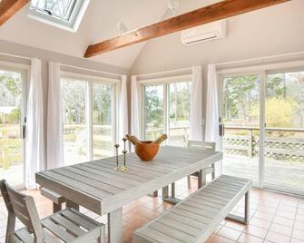 Sunroom Expansive Patio Fenced Yard - Eastham - Restaurant