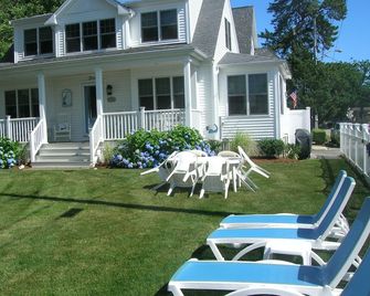 Stunning Newer Cape Cottage Overlooks Broad Cove in Onset - Wareham - Patio