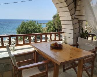 Almyra apt in Mani - Agios Dimitrios - Balcón