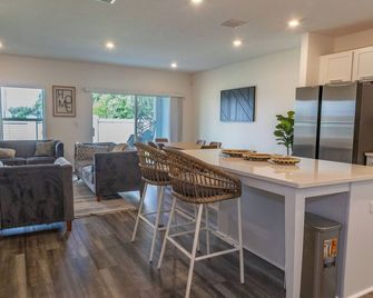 Charming 3-bedroom townhome with AC and WiFi in San Antonio - San Antonio - Comedor